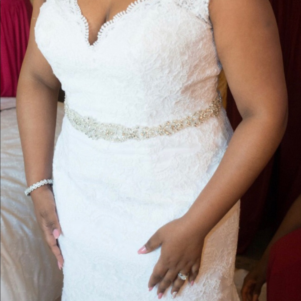 Allure Wedding Dress, Style 9322. - Picture 5 of 8